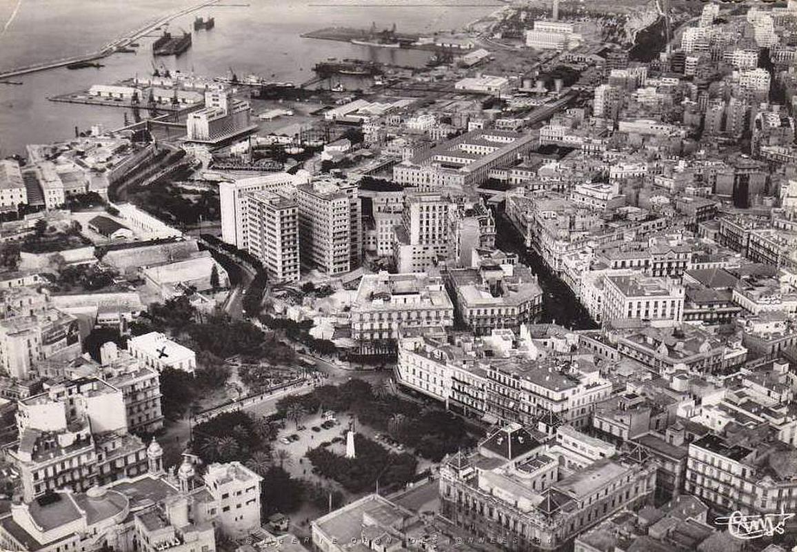 Vue generale Place d' Armes.jpg